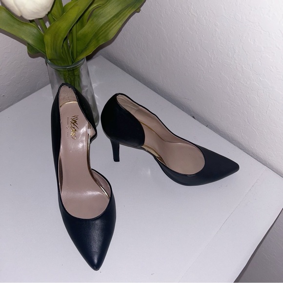Classic Black Pointed-Toe Pumps - Picture 2 of 3